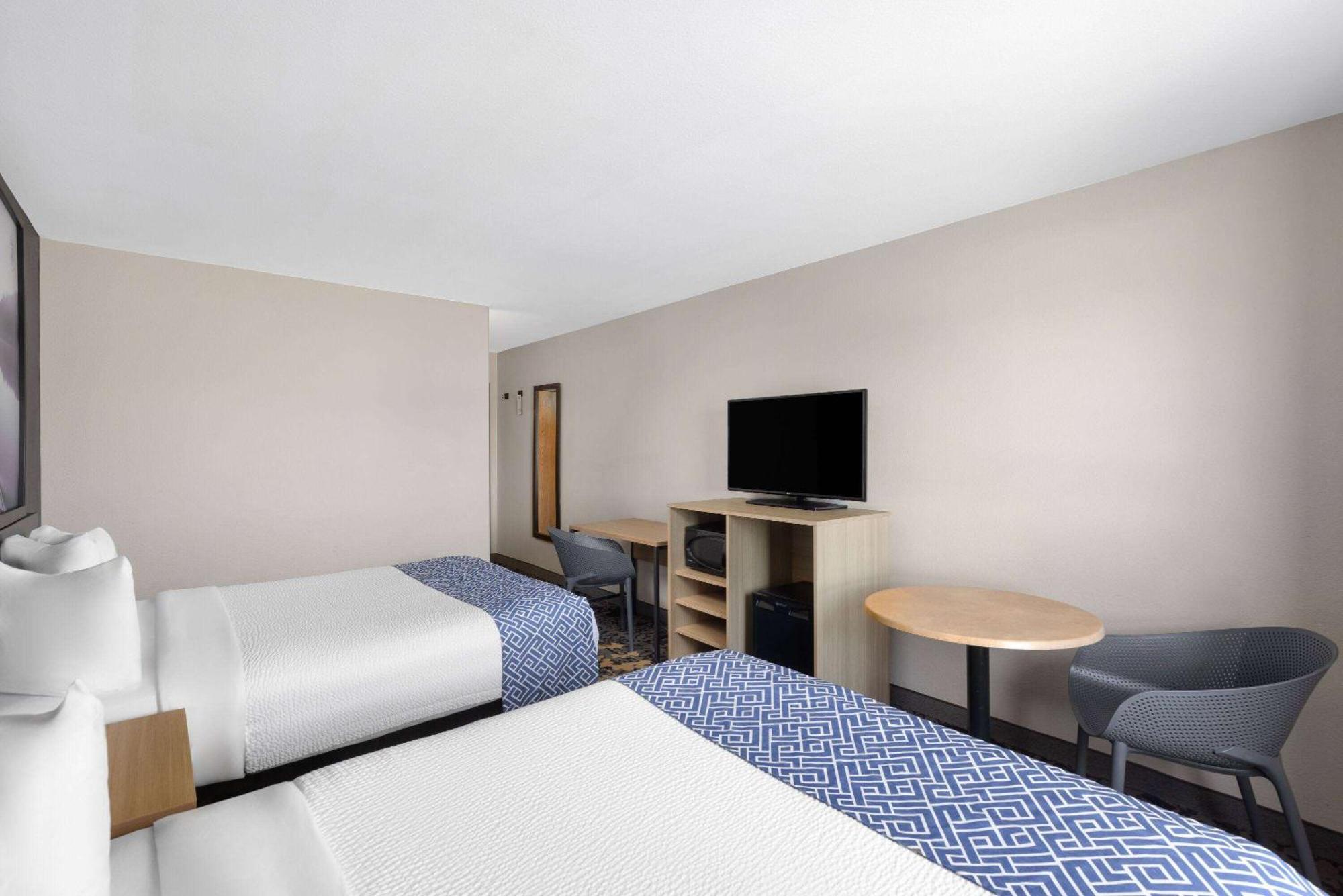 Super 8 By Wyndham St-Jerome Hotell Saint-Jerome Exteriör bild